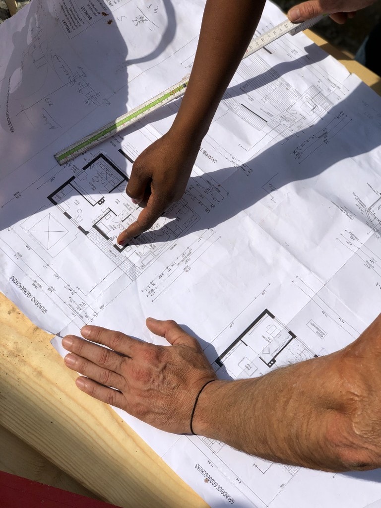 Planungsgespräch am Bau mit Grundrissen und Aufmaß